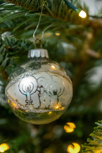 Csillogó karácsonyi labdák és karácsonyi díszek, hogy egy ünnepi és dekoratív Szenteste decemberben és advent ideje a hagyományos dekoráció, hogy megünnepeljék a karácsonyt lógó dekoráció és vidám díszítéssel - Fotó, kép