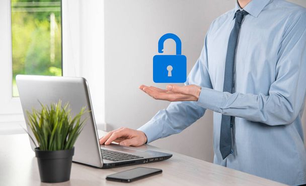Ręka mężczyzny trzymająca ikonę kłódki. Sieć bezpieczeństwa cybernetycznego. Sieć technologii internetowych.Ochrona danych osobowych na tablecie. Koncepcja ochrony danych osobowych. RODO. UE. Sztandar. - Zdjęcie, obraz
