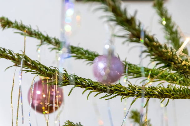 輝くクリスマスボールとクリスマスの装飾は、 12月にお祝いと装飾の聖イブを与え、伝統的な装飾でクリスマスを祝うために伝統的な装飾と喜びの華やかな装飾 - 写真・画像