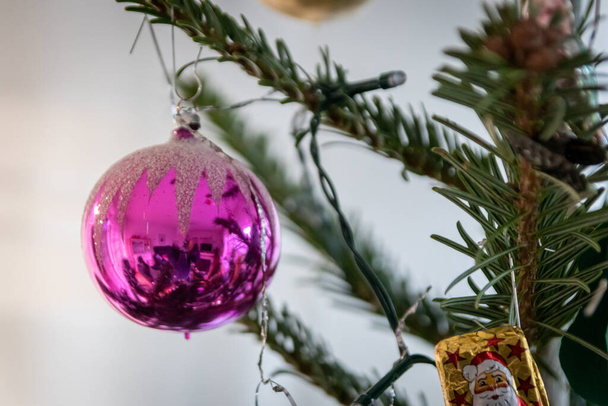 Csillogó karácsonyi labdák és karácsonyi díszek, hogy egy ünnepi és dekoratív Szenteste decemberben és advent ideje a hagyományos dekoráció, hogy megünnepeljék a karácsonyt lógó dekoráció és vidám díszítéssel - Fotó, kép