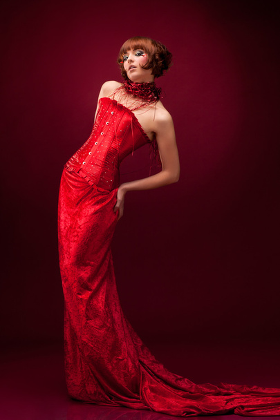 Belle fille en robe rouge - Photo, image