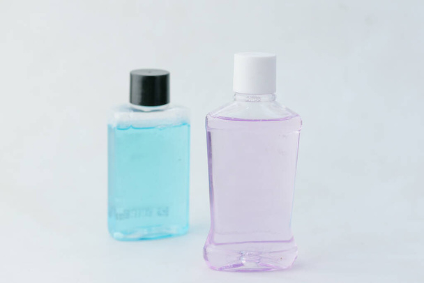 líquido de enxaguamento bucal em um recipiente na mesa  - Foto, Imagem