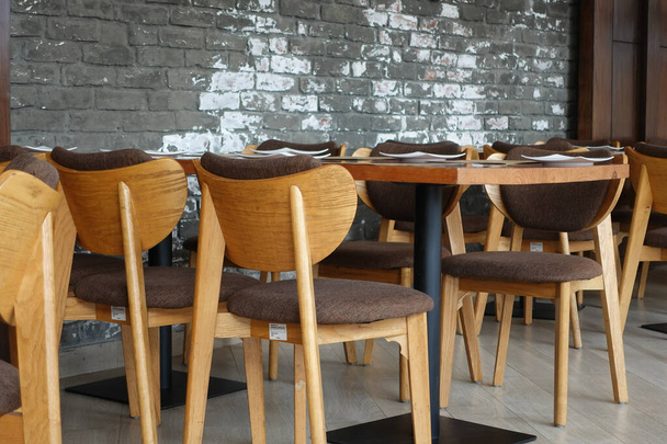 muchos silla vacía en la cafetería durante el período de virus corona - Foto, Imagen