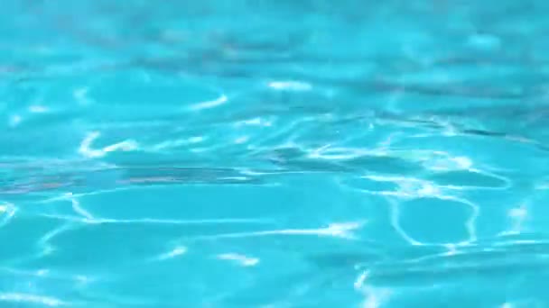 Lähikuva pinta sininen kirkas vesi pieni aaltoilu aaltoja uima-altaassa - Materiaali, video
