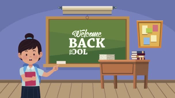 terug naar school belettering in schoolbord met schoolmeisje klaslokaal - Video