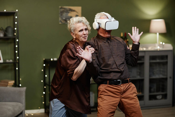 Vreugdevolle leeftijd man met behulp van VR bril - Foto, afbeelding