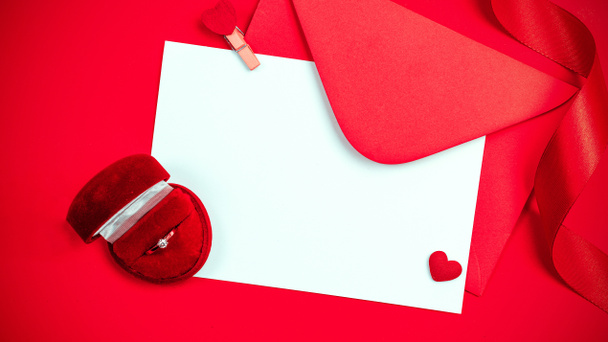 Tarjeta de San Valentín. Corazón rojo, regalo romántico sobre fondo rojo amor con espacio de copia. Decoración de regalo de San Valentín. Banner plano - Foto, Imagen