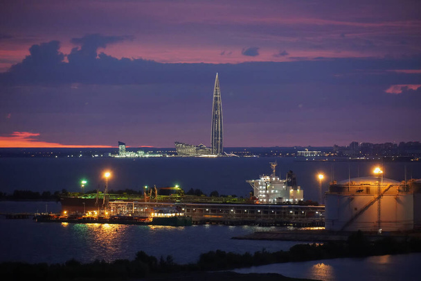 Ночной пейзаж. Нефтетанкерный порт Санкт-Петербурга. Небоскреб "Лахта центр" - Фото, изображение