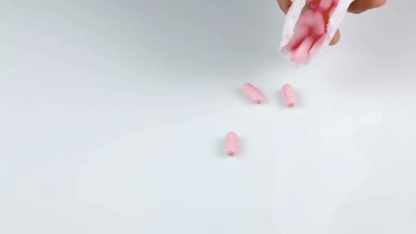 Vaaleanpunainen pillereitä
 - Materiaali, video
