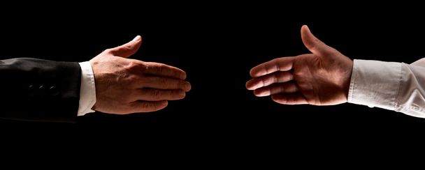 İki adam el sallamak için uzanarak - Fotoğraf, Görsel