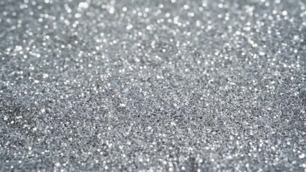 Beweeg langs glanzend zilveren oppervlak. Kerstmis zilveren schitteren glinsterende achtergrond - Video