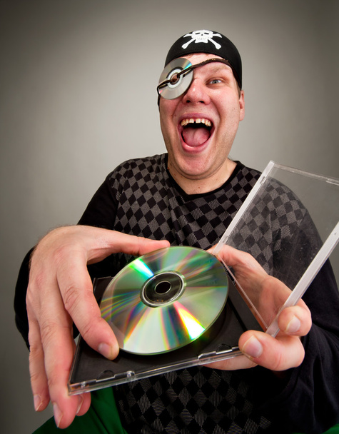 Pirata con disco de ordenador
 - Foto, imagen