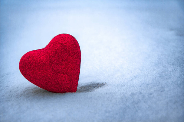 coração solitário de vermelho na neve azul - Foto, Imagem