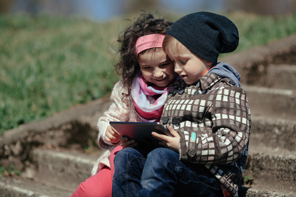 boy and girl using tablet - Foto, afbeelding