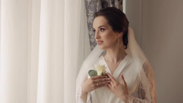 Mooie bruid in bruiloft luxe boudoir jurk, nachtjapon met bruiloft boeket voor bruidegom in de handen - Video