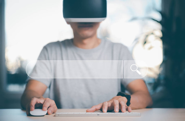 Muž s brýlemi VR virtuální dotyková klávesnice a prohledávání informací z Internetu s prázdným vyhledávacím panelem. Ruce muže používají počítačovou klávesnici k hledání informací. - Fotografie, Obrázek