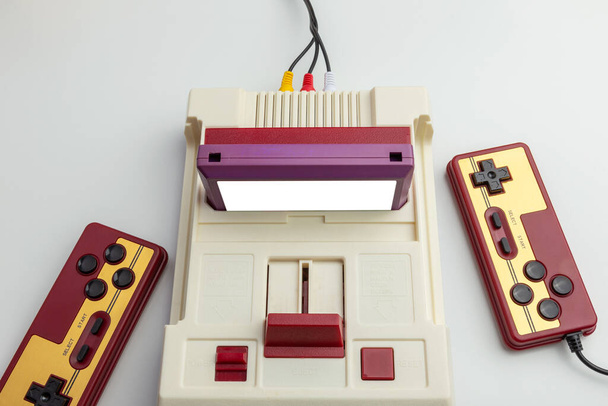 Game console with inserted cartridge and gamepads - Foto, immagini