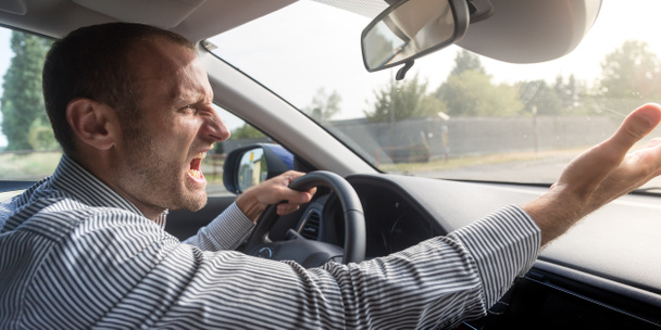 Wütender Autofahrer gestikuliert übel, Thema Verkehrswut - Foto, Bild