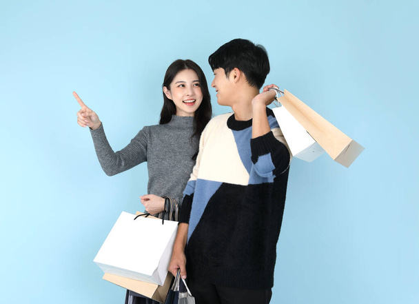 Asian Korean couple with shopping bags, promotion and sale concept - Foto, immagini
