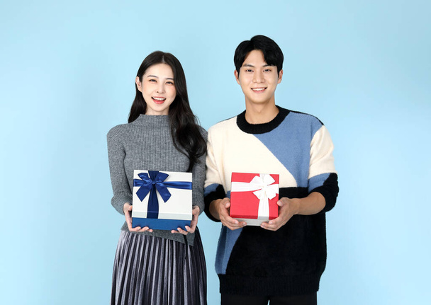 Asian Korean couple with gift box, promotion and sale concept - Fotoğraf, Görsel