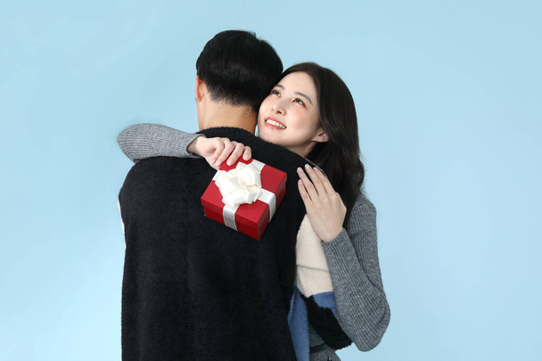 Asian Korean couple hugging after giving gift, shopping concept - Фото, зображення