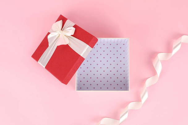 Christmas gift box and ornaments in pink background - Foto, imagen