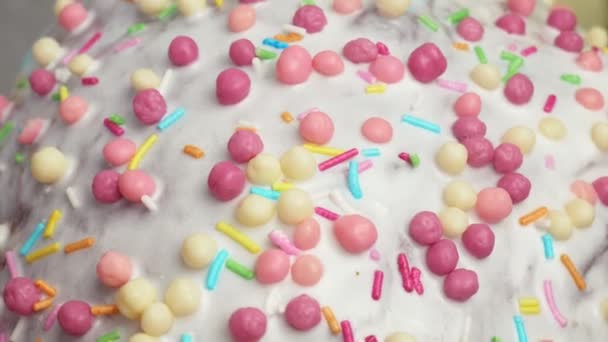 glazuur en gebak hagelslag op paastaart close-up. heerlijk Pasen dessert - Video