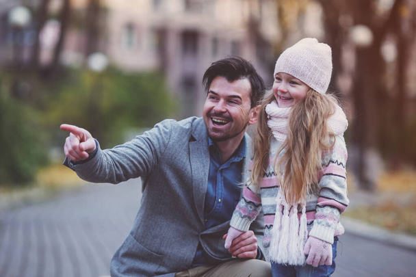 Młody szczęśliwy ojciec rodziny i córka podczas spaceru w parku jesień. - Zdjęcie, obraz