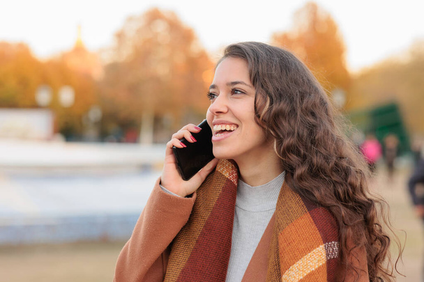 Spanische Geschäftsfrau kommuniziert mit Smartphone in Kastilien-La-Mancha, Toledo. Herbstfarben - Foto, Bild