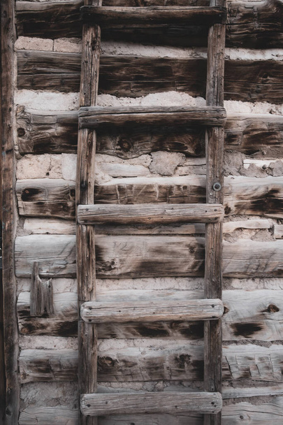 vieja puerta de madera con un fondo blanco - Foto, Imagen