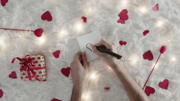 άνδρας με ερωτικό γράμμα για την ημέρα του Αγίου Βαλεντίνου περικοπεί βίντεο  - Πλάνα, βίντεο