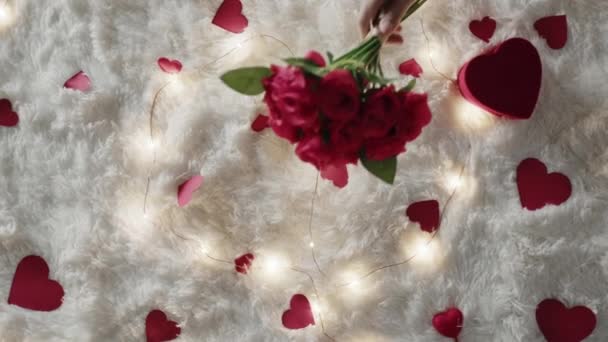 mężczyzna wprowadzenie kwiatów bukiet dla st Walentynki - Materiał filmowy, wideo