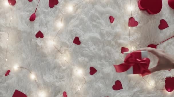 обрезанные кадры человека положить подарок, День святого Валентина концепции  - Кадры, видео