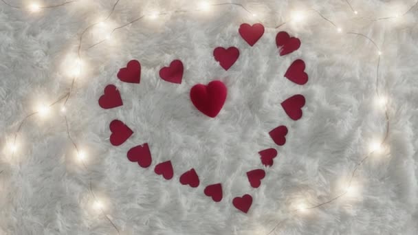δώρο για τον Άγιο Βαλεντίνο μέσα στο χειροποίητο σύμβολο της καρδιάς  - Πλάνα, βίντεο