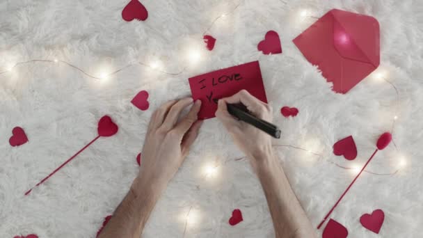 людина з любовним листом для святого Валентина день обрізаний відео
  - Кадри, відео