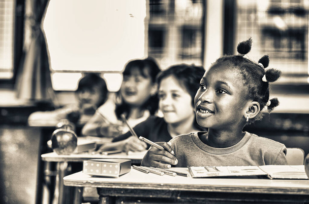 Általános iskolai jelenet. Afrikai iskoláslány többnemzetiségű osztálytársakkal az osztályteremben árvíz tanár lecke - Fotó, kép