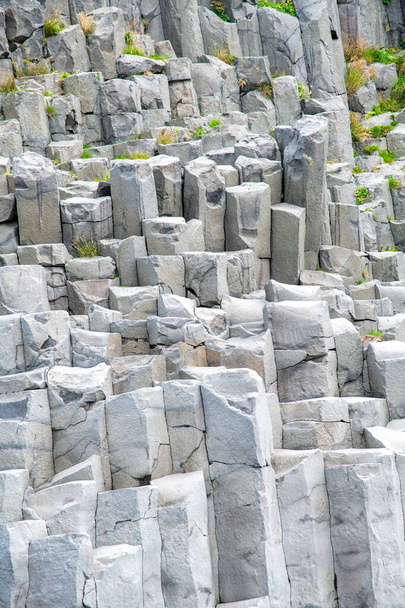 Ісландія. Чорний пляж Рейнісфьяри і базальтові скелі формуються з хребта Дирголей на південному узбережжі. - Фото, зображення