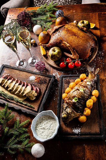 Christmas turkey on teh wooden table - Foto, immagini