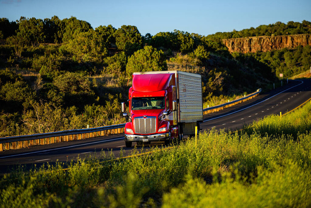 アリゾナ州- 2020年:アメリカのトラック。米国の道路、商品の配達。輸送事業. - 写真・画像