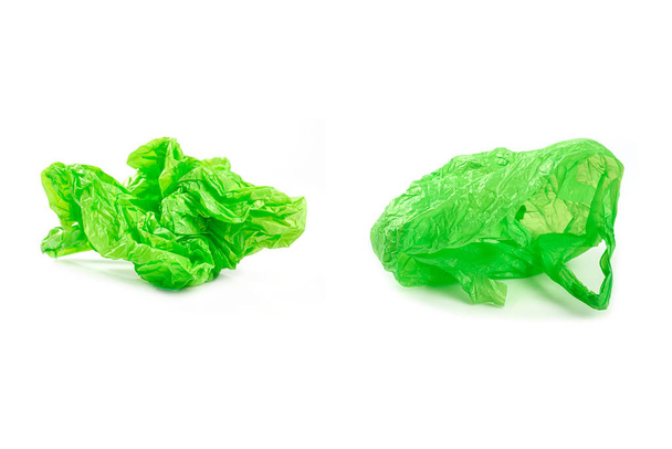 yeşil plastik torba beyaz arkaplanda izole - Fotoğraf, Görsel