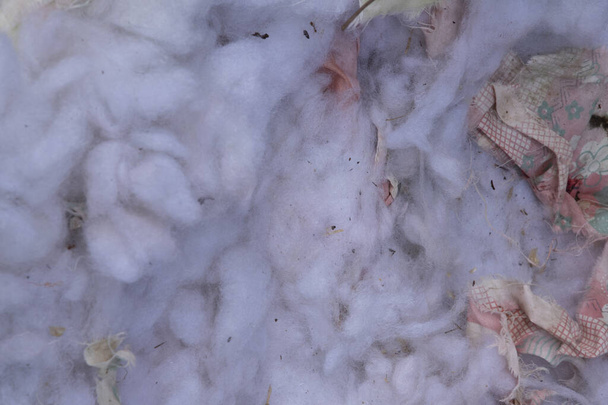 zerrissene und verschlissene Baumwollmatratze  - Foto, Bild