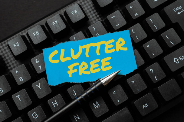 El yazısı tabelası Clutter Free. Kavram anlamı: İyi organize edilmiş ve düzenlenmiş Her şey doğru yerlerde Kelime İşleme Programı Fikirleri, Günlük Güncelleme Güncelleme Güncellemeleri Konsepti - Fotoğraf, Görsel