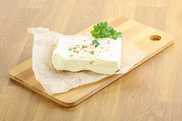 Ελληνικό τυρί φέτα πάνω από το πλοίο σερβίρεται βότανα - Φωτογραφία, εικόνα