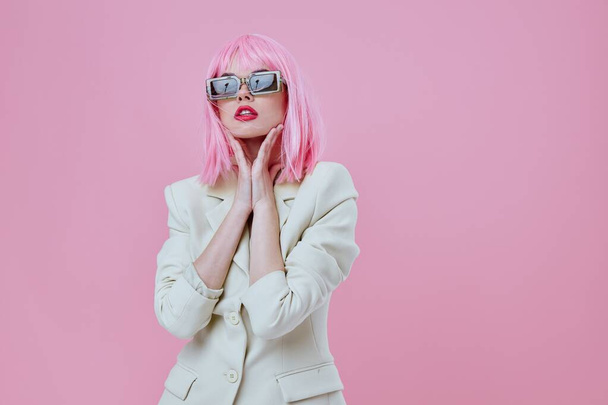 Mujer joven positiva en Blazer blanco pelo rosa Glamor Cosmetics fondo rosa inalterado - Foto, Imagen