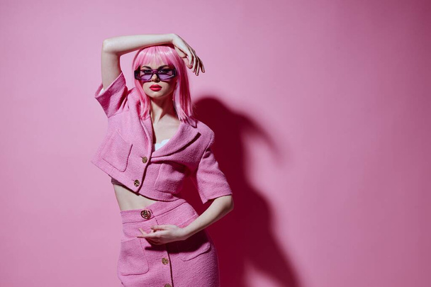 Mooi modieus meisje heldere make-up roze haar glamour stijlvolle bril ongewijzigd - Foto, afbeelding