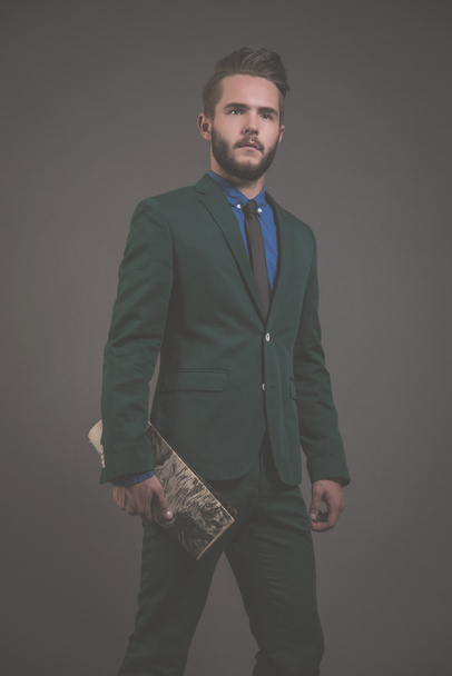 obchodní módní muž nosí zelený oblek s modrou košili a blac - Fotografie, Obrázek