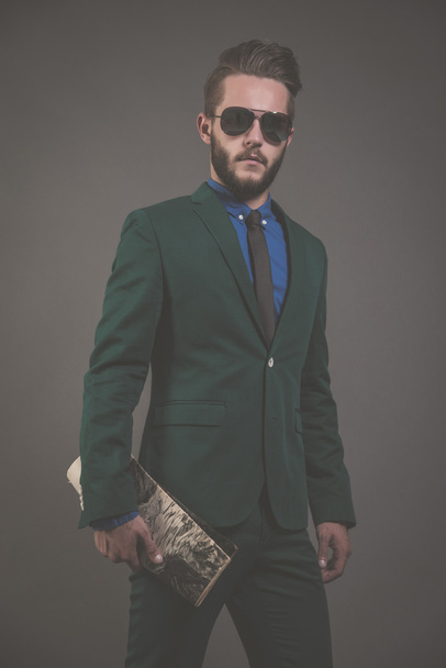 Ділова мода чоловік в зеленому костюмі з сонцезахисними окулярами і синім
 - Фото, зображення