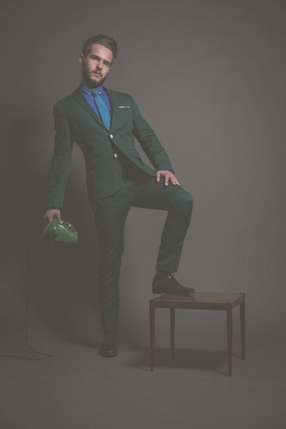 Hombre de moda de negocios con traje verde con camisa azul y corbata
. - Foto, Imagen