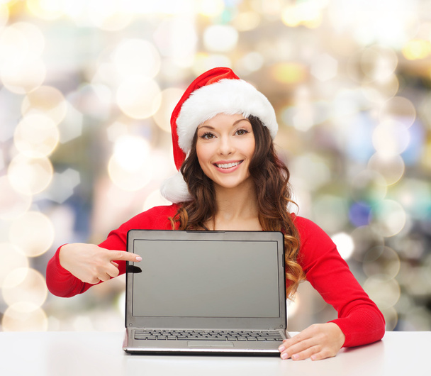 smiling woman in santa helper hat with laptop - Foto, Bild