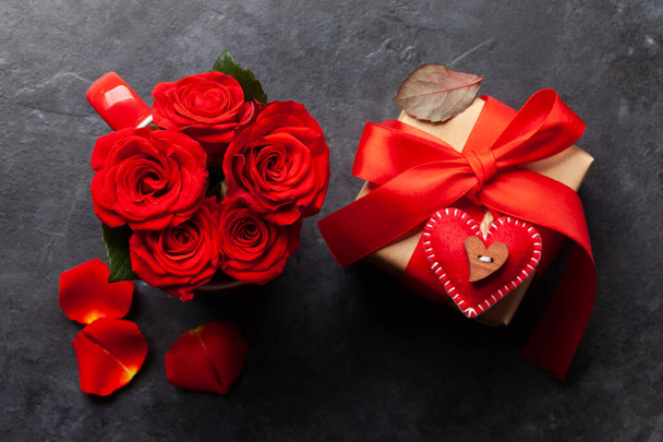 Rose flowers and Valentines day gift box. Top view flat lay - Foto, imagen